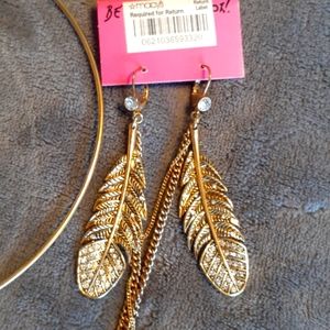 Betsey Johnson feather earrings and necklace